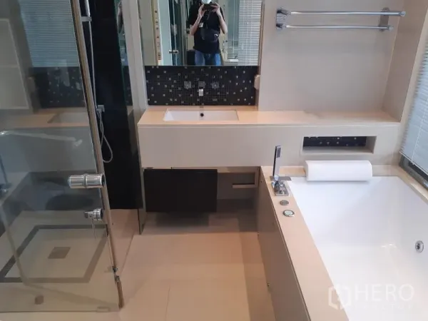 คอนโด ให้เช่าในKhlong Toei, Bangkok - ห้องน้ำสมัยใหม่พร้อมเคาน์เตอร์อ่างล้างหน้าและอ่างอาบน้ำ