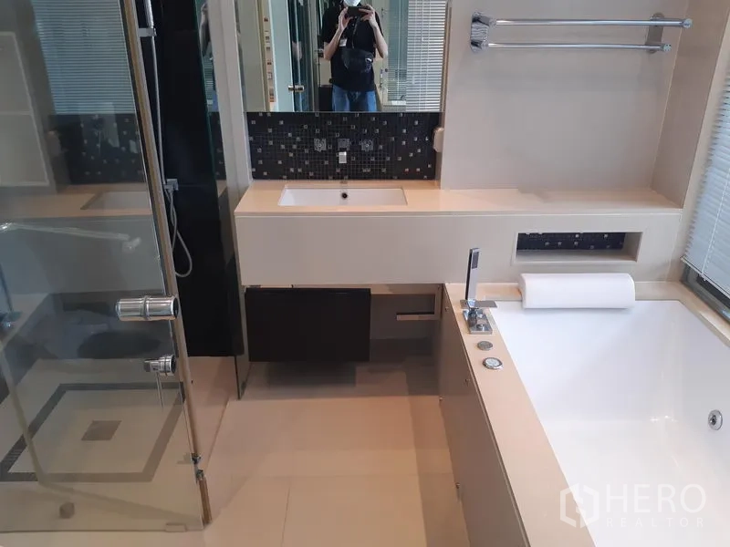 คอนโด ให้เช่าในKhlong Toei, Bangkok - ห้องน้ำสมัยใหม่พร้อมเคาน์เตอร์อ่างล้างหน้าและอ่างอาบน้ำ