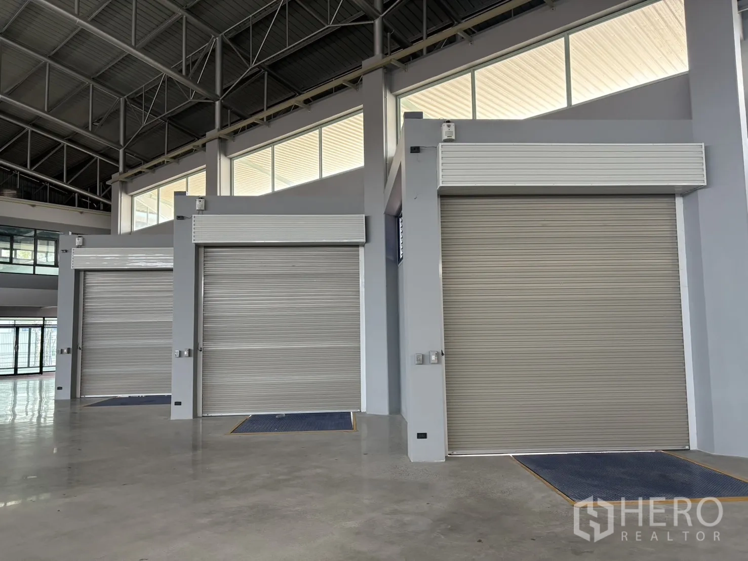 คลังสินค้า ให้เช่าในMueang Samut Prakan, Samut Prakan - ประตูม้วนสำหรับลานโหลด 3 ช่อง พร้อมอุปกรณ์ปรับระดับท่าเทียบ