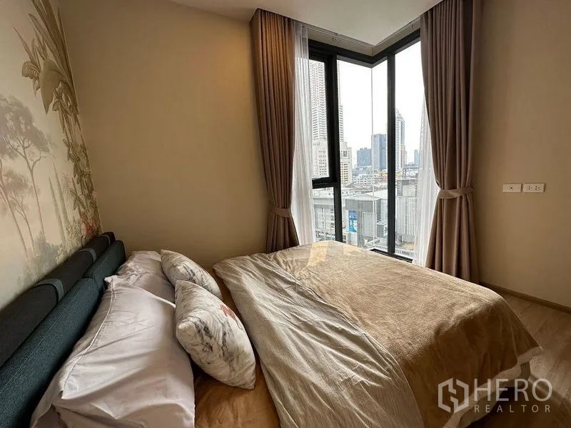 公寓 出租在Ratchathewi, Bangkok - 角房卧室另一角度，环景窗户与城市天际线。