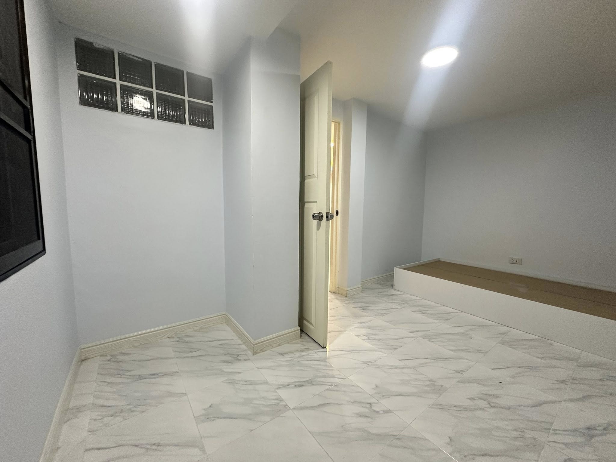 带办公室的家 出租在Wang Thonglang, Bangkok - 小型附加房，大理石纹地面与抬高平台。