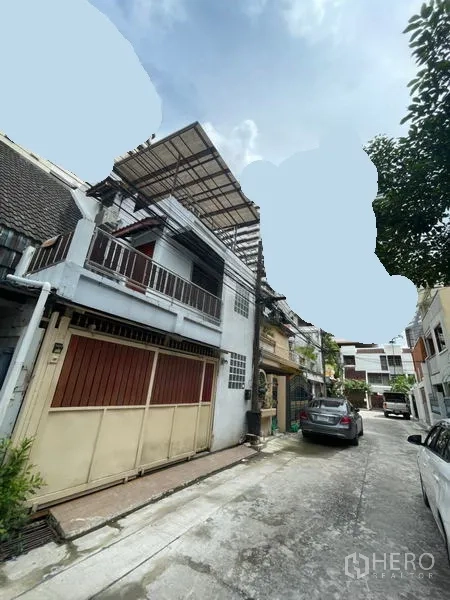 ทาวน์เฮาส์ ขายในKhlong Toei, Bangkok - ทาวน์เฮ้าส์สูงสามชั้น ด้านหน้าเป็นระเบียงและประตูเหล็ก บนซอยเงียบสงบ