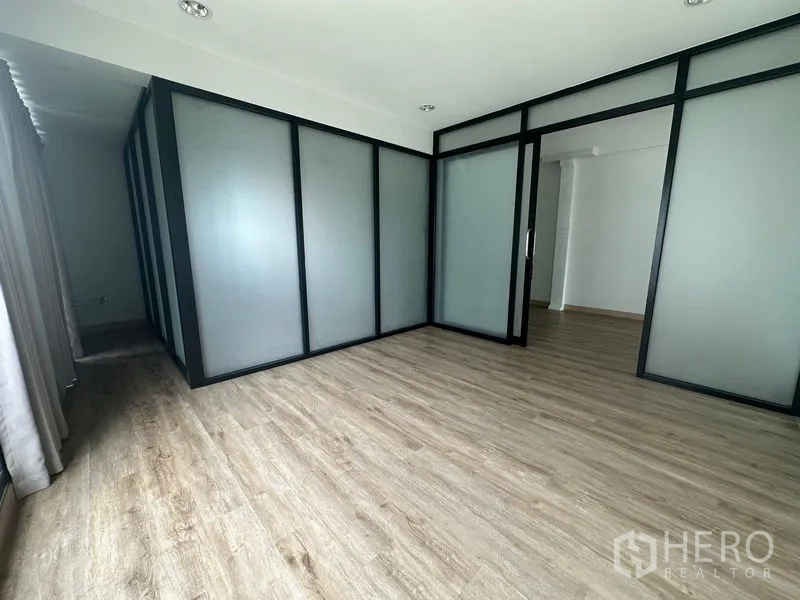 สำนักงานที่บ้าน ให้เช่าในSuan Luang, Bangkok - ห้องประชุมกั้นกระจกฝ้า พื้นไม้