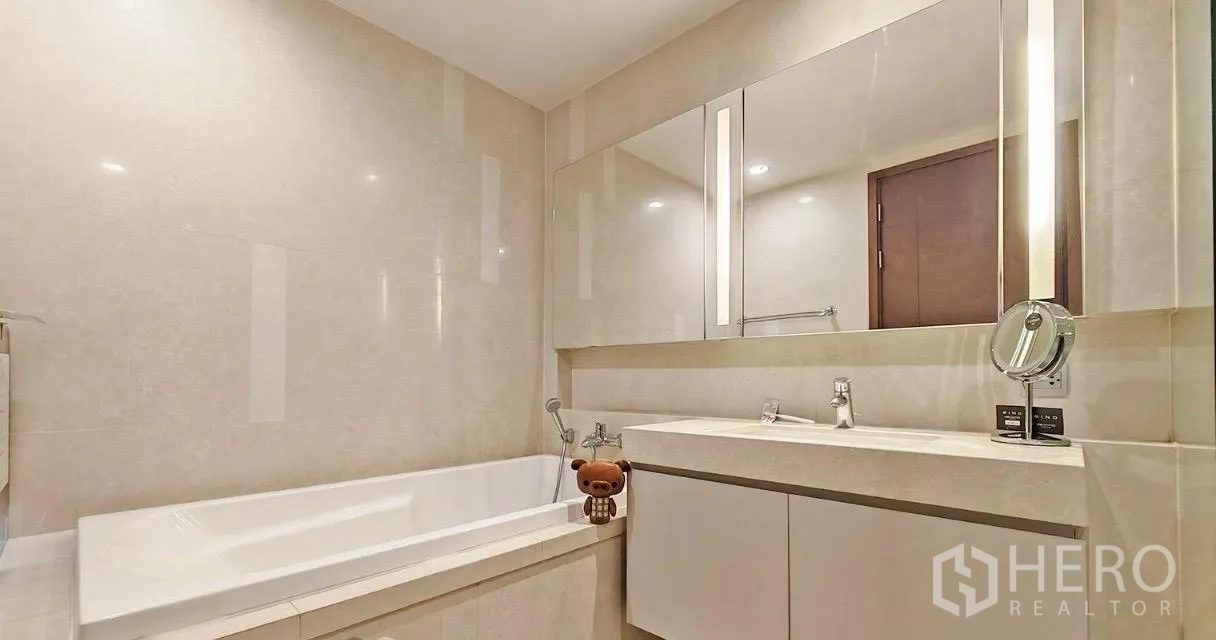 คอนโด ให้เช่าในWatthana, Bangkok - ห้องน้ำร่วมสมัยพร้อมอ่างอาบน้ำยาว กระจกบานกว้าง เคาน์เตอร์อ่างล้างหน้า และกระเบื้องโทนสว่าง