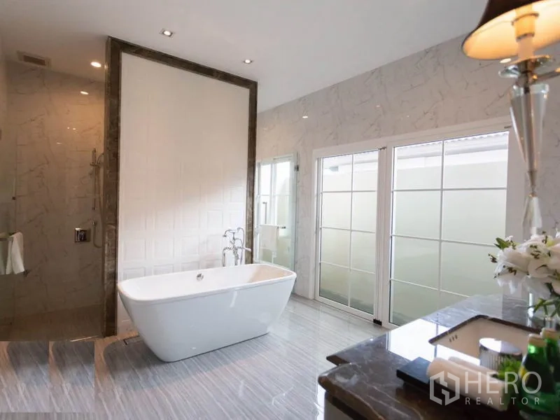 บ้าน ให้เช่าในMueang Samut Prakan, Samut Prakan - ห้องน้ำหรู อ่างอาบน้ำแบบลอยตัว ห้องอาบน้ำกระจก ผนังลายหินอ่อน และหน้าต่างบานใหญ่