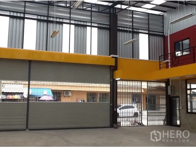 货栈 出租在Bang Kapi, Bangkok - 宽大卷闸门与栅栏入口，便于卡车进入仓库。