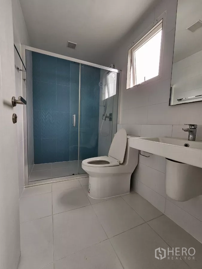 บ้าน ให้เช่าในPrawet, Bangkok - ห้องน้ำในตัว พร้อมตู้กระจกอาบน้ำกระเบื้องสีน้ำเงิน