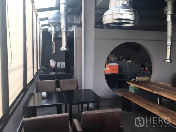 พื้นที่ขายปลีก ให้เช่าในWatthana, Bangkok - ที่นั่งริมหน้าต่าง โต๊ะสี่เหลี่ยม ช่องทางเข้าทรงกลม และท่อระบายอากาศด้านบน