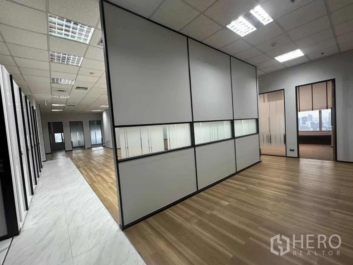 办公空间 出租在Watthana, Bangkok - 开放式办公区，木纹与大理石地面结合，现代隔断墙。