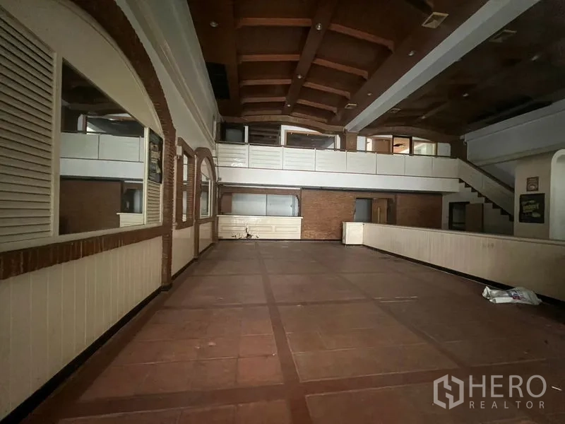 店屋 出租在Huai Khwang, Bangkok - 大空间大厅，拱形装饰、瓷砖地面与夹层。