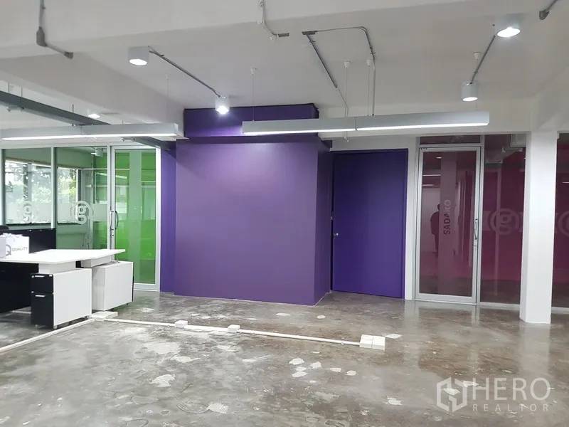 สำนักงานที่บ้าน ขายในKhlong Toei, Bangkok - ห้องน้ำสองห้อง กรอบสีม่วง พร้อมอ่างล้างหน้า