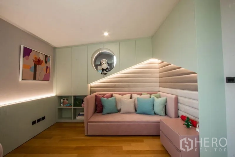 Detached House for sale in Saphan Sung, Bangkok - Pastel-toned guest or kids’ room with built-in sofa, panel lighting and storage.