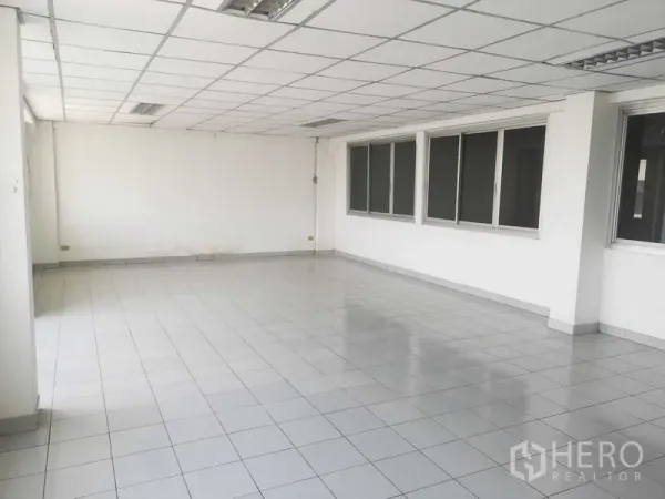 Factory for sale in Khlong Luang, Pathum Thani - Spacious open-plan office with grid ceiling lights and wide windows.