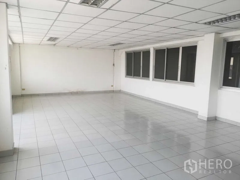 Factory for sale in Khlong Luang, Pathum Thani - Spacious open-plan office with grid ceiling lights and wide windows.