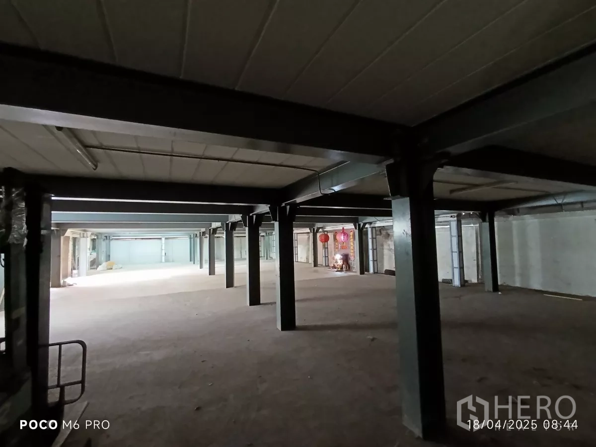 工厂 出租或出售在Bang Khun Thian, Bangkok - 宽大的厂房内部，钢结构与类夹层梁架，多处卷门开口。