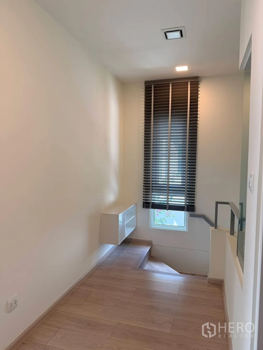 Detached House for rent in Bang Phli, Samut Prakan - Stair landing with window and wooden flooring bringing natural light inside.