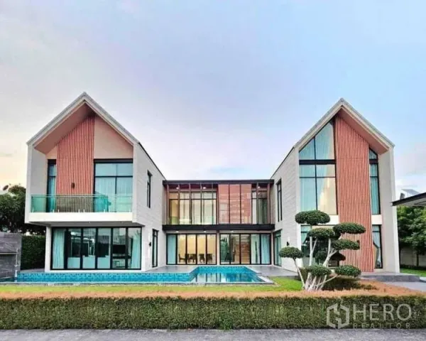 บ้าน ขายในKhlong Sam Wa, Bangkok - ด้านหน้าบ้านเดี่ยวหรู หลังคาจั่วคู่ กระจกเต็มผนัง และสระว่ายน้ำ