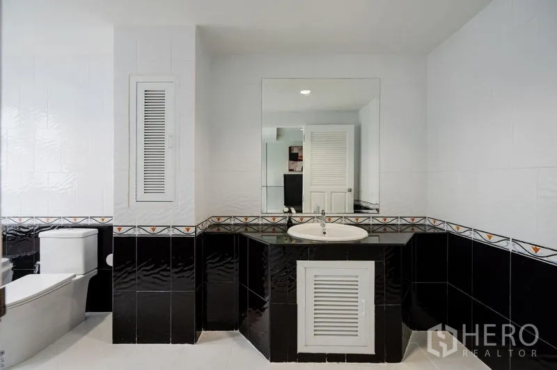 ทาวน์เฮาส์ ขาย - ห้องน้ำโทนขาวดำ กระจกบานใหญ่ เคาน์เตอร์อ่างล้างหน้า และโถสุขภัณฑ์