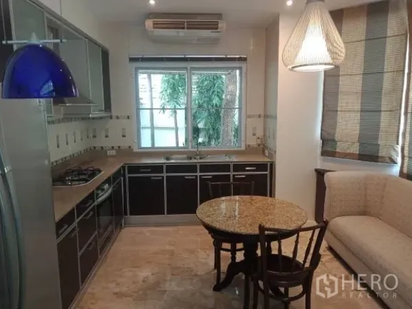 บ้าน ให้เช่าในBang Rak, Bangkok - ห้องครัวบิวต์อิน ตู้สีเข้ม เตาแก๊ส หน้าต่าง และมุมนั่งทานอาหาร