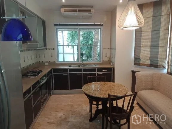 บ้าน ให้เช่าในBang Rak, Bangkok - ห้องครัวบิวต์อิน ตู้สีเข้ม เตาแก๊ส หน้าต่าง และมุมนั่งทานอาหาร