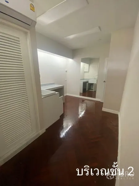 店屋 出租在Watthana, Bangkok - 木地板走廊，设功能台面，通往卫生间。