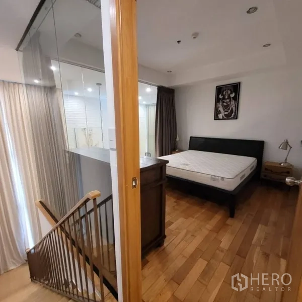 คอนโด ให้เช่าในKhlong Toei, Bangkok - ทางเข้าห้องนอนติดบันได กั้นด้วยผนังกระจกและหน้าต่างบานสูง