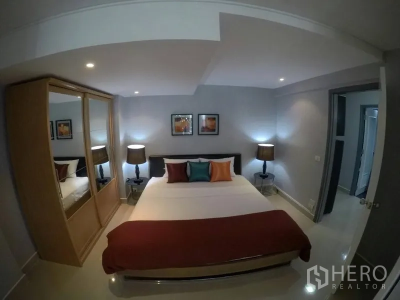 คอนโด ให้เช่าในWatthana, Bangkok - ห้องนอนมาสเตอร์ เตียงคิง ตู้เสื้อผ้าบานกระจก และโคมไฟข้างเตียง