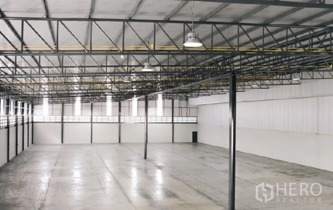 Factory for rent in Si Racha, Chon Buri - Wide open production floor with steel columns and clerestory windows along the sides.