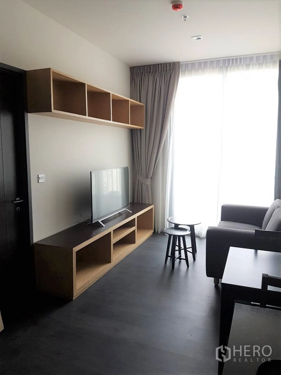 คอนโด ให้เช่าหรือขายในWatthana, Bangkok - ห้องนั่งเล่นพร้อมตู้วางทีวี ชั้นลอย โซฟา และหน้าต่างสูงรับแสงธรรมชาติ