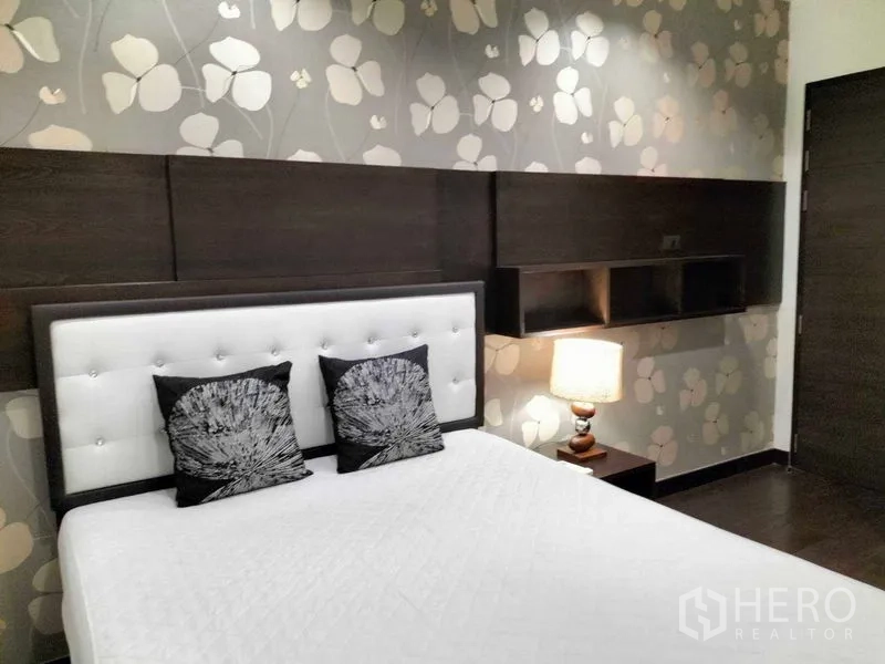 公寓 出租在Ratchathewi, Bangkok - 次卧，花纹壁纸、软包床头与床头灯。