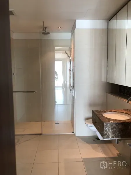 คอนโด ให้เช่าในKhlong Toei, Bangkok - ห้องน้ำโทนสว่าง ฝักบัวเรนชาวเวอร์แบบวอล์กอิน พร้อมเคาน์เตอร์หินอ่อน