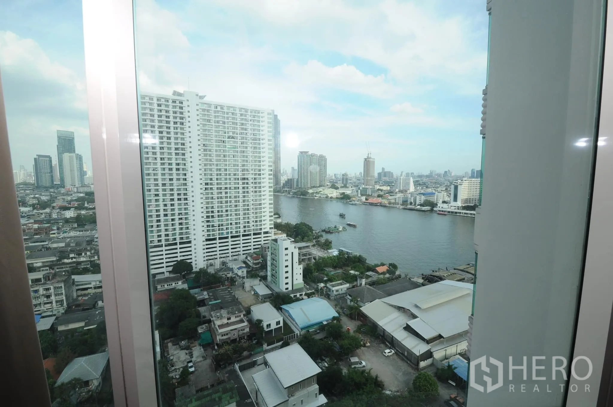 คอนโด ขายในKhlong San, Bangkok - ทิวทัศน์จากหน้าต่างไปยังตึกสูงและเรือบนแม่น้ำเจ้าพระยา.