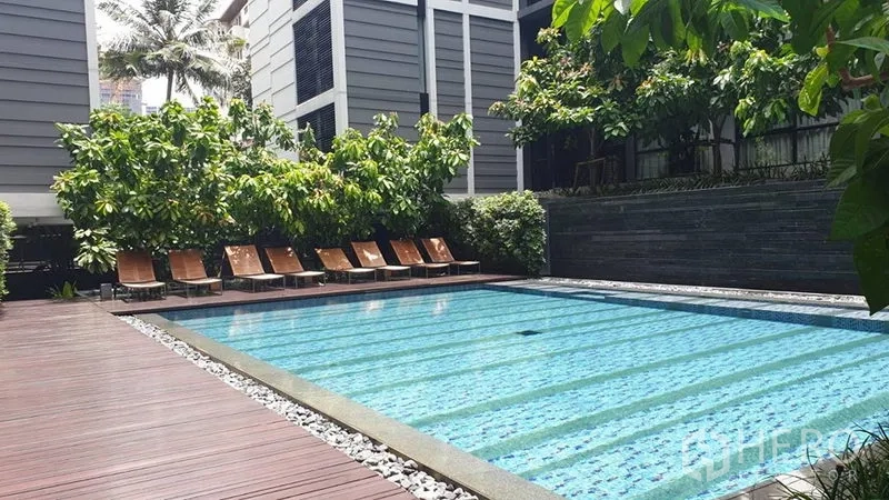 คอนโด ให้เช่าในWatthana, Bangkok - สระว่ายน้ำระบบเลนพร้อมเตียงอาบแดด รายล้อมด้วยต้นไม้ในคอนโด