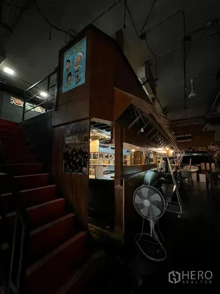 พื้นที่ขายปลีก ให้เช่าในWatthana, Bangkok - ภายในร้านอาหารแสงสลัว เคาน์เตอร์ไม้ บันได และเพดานสไตล์อินดัสเทรียล
