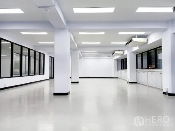 办公空间 出租在Watthana, Bangkok - 开放办公区，多根立柱、LED天花灯与整排储物柜。