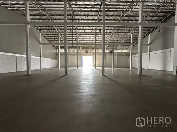 คลังสินค้า ให้เช่าในPhra Khanong, Bangkok - ภายในโกดังโล่ง เพดานทรัสเหล็กสูง พื้นคอนกรีตเรียบ และเสาค้ำเรียงแถว