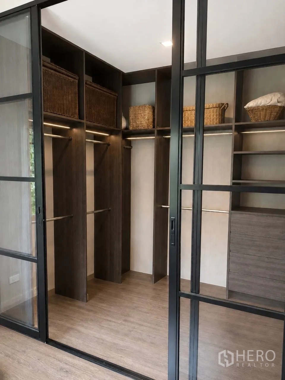 บ้านเดี่ยว for sale in Bang Kruai, Nonthaburi - ห้องแต่งตัวแบบวอล์กอิน ประตูกระจกบานเลื่อน พร้อมชั้นและราวแขวน