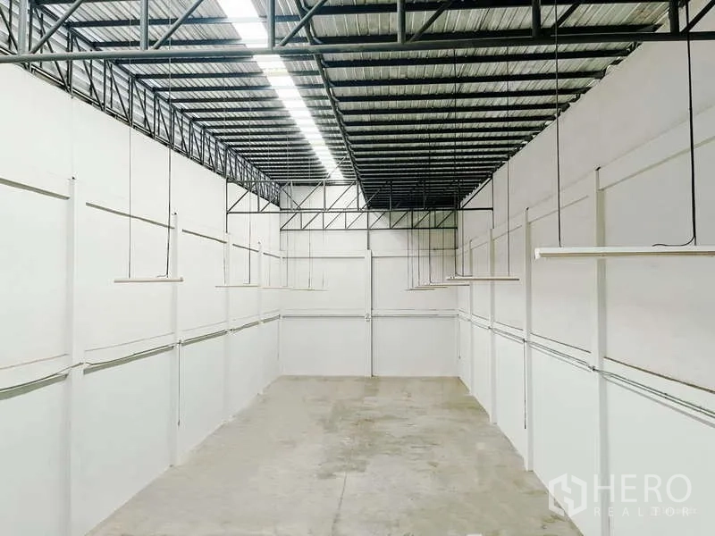 โรงงาน ให้เช่าในMueang Samut Sakhon, Samut Sakhon - ฮอลล์ผลิตยาว ผนังสีขาว ไฟแขวนแบบเส้น พื้นคอนกรีต