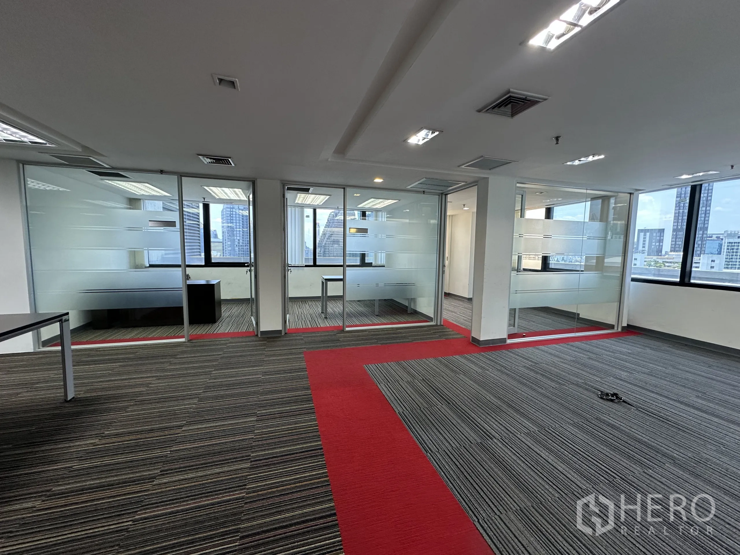 สำนักงาน ให้เช่าในWatthana, Bangkok - ห้องผู้บริหารผนังกระจกฝ้า พร้อมหน้าต่างชมวิวกรุงเทพฯ