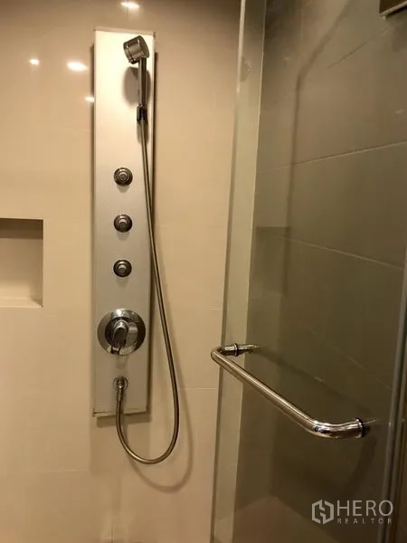 公寓 出租在Khlong Toei, Bangkok - 现代浴室，玻璃淋浴房和手持花洒。