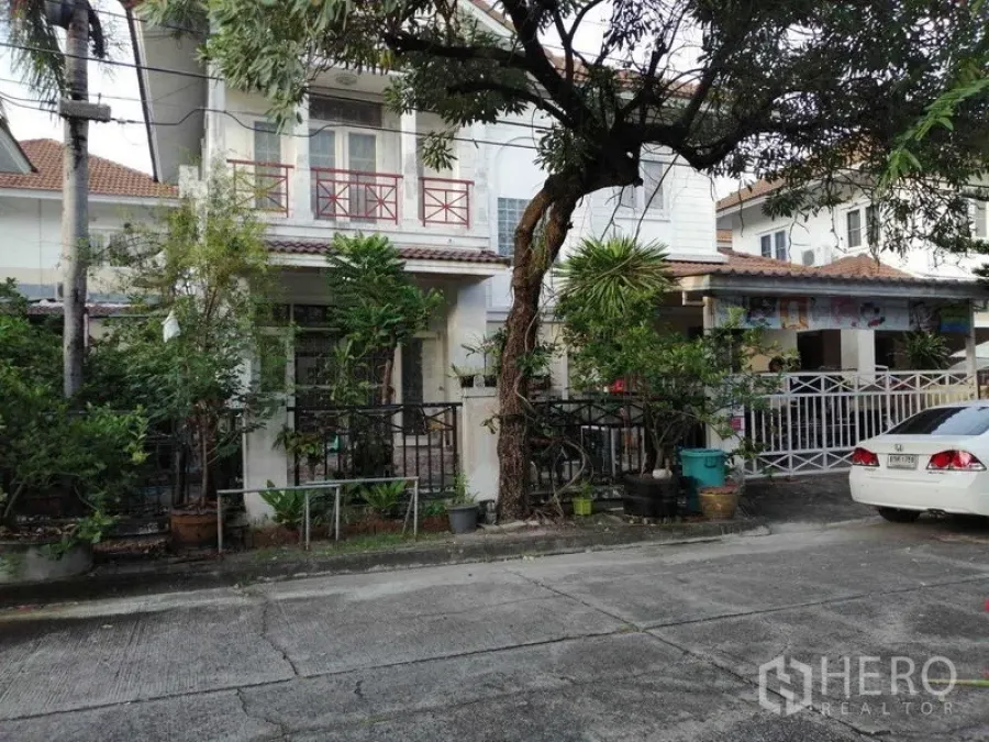 บ้าน ขายในPrawet, Bangkok - มุมมองหน้าบ้านสองชั้นพร้อมระเบียง ต้นไม้ และสวนหน้าบ้าน