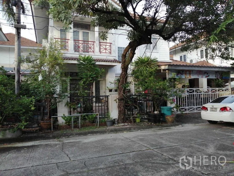 บ้าน ขายในPrawet, Bangkok - มุมมองหน้าบ้านสองชั้นพร้อมระเบียง ต้นไม้ และสวนหน้าบ้าน