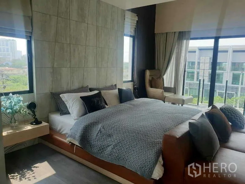 สำนักงานที่บ้าน ให้เช่าในBang Phli, Samut Prakan - ห้องนอนสว่าง มีหน้าต่างสองด้าน เตียงบุนวม เก้าอี้เอน และมุมมองระเบียง