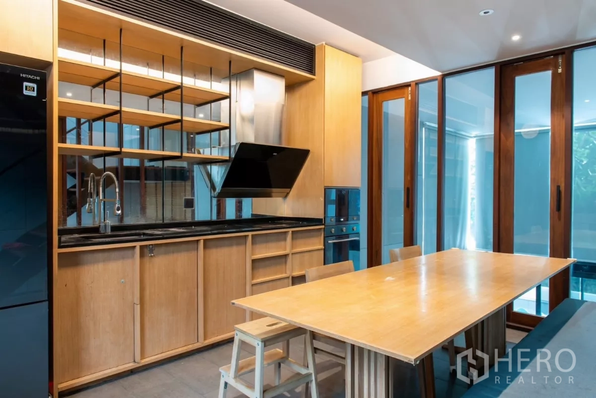 ทาวน์เฮาส์ ให้เช่าในLat Phrao, Bangkok - ครัวเชื่อมพื้นที่ทานข้าว ชั้นเก็บของบิลท์อิน มองเห็นสระว่ายน้ำ