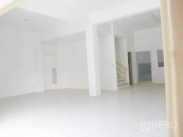 โรงงาน ขายในPathum Thani - พื้นที่ออฟฟิศสีขาว โปร่งโล่ง พื้นกระเบื้อง เพดานสูง พร้อมบันไดภายใน