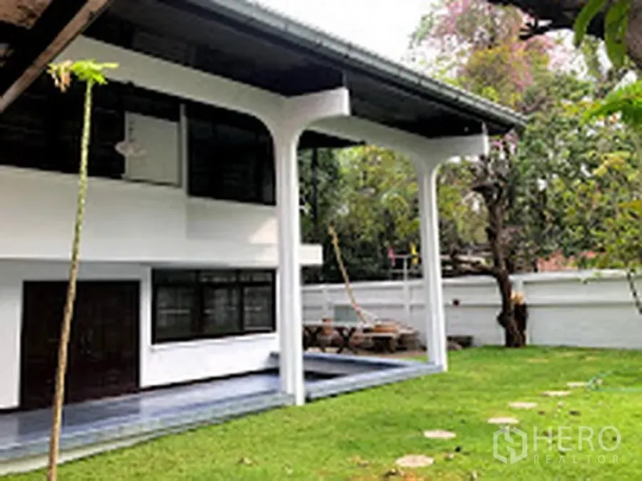 Detached House for rent in Suan Luang, Bangkok - Two-storey detached house with wide pillars and green front yard.