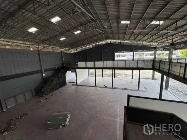 คลังสินค้า ให้เช่าในPhra Khanong, Bangkok - ภายในกว้าง ช่วงเสาโปร่ง มีบันไดขึ้นชั้นลอย และพื้นคอนกรีต