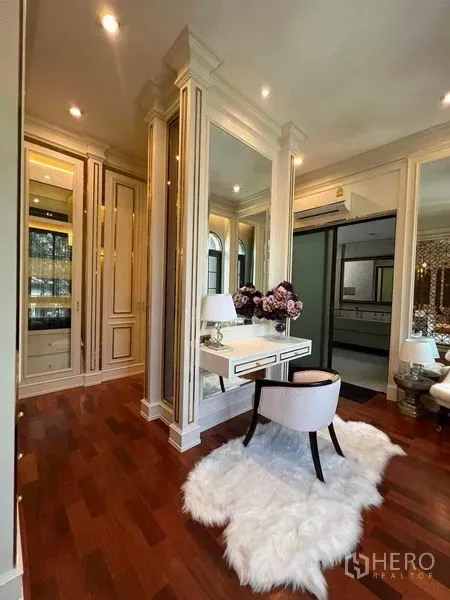 Detached House for rent or sale in Thawi Watthana, Bangkok - Dressing area with mirrored vanity, built-in wardrobes and a fluffy rug.