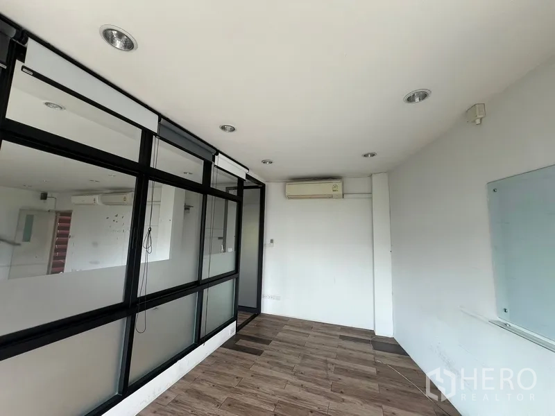 带办公室的家 出租在Phra Khanong, Bangkok - 办公室一角，玻璃隔断与墙面白板。