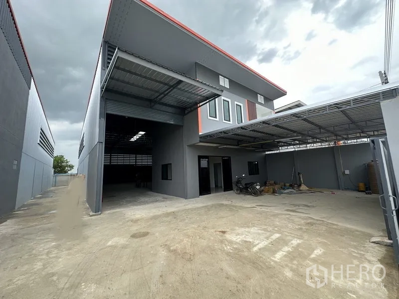 คลังสินค้า ให้เช่าในLam Luk Ka, Pathum Thani - ลานจอดและพื้นที่ขนถ่ายสินค้ามีหลังคา พร้อมประตูม้วนและช่องหน้าต่างสำนักงาน